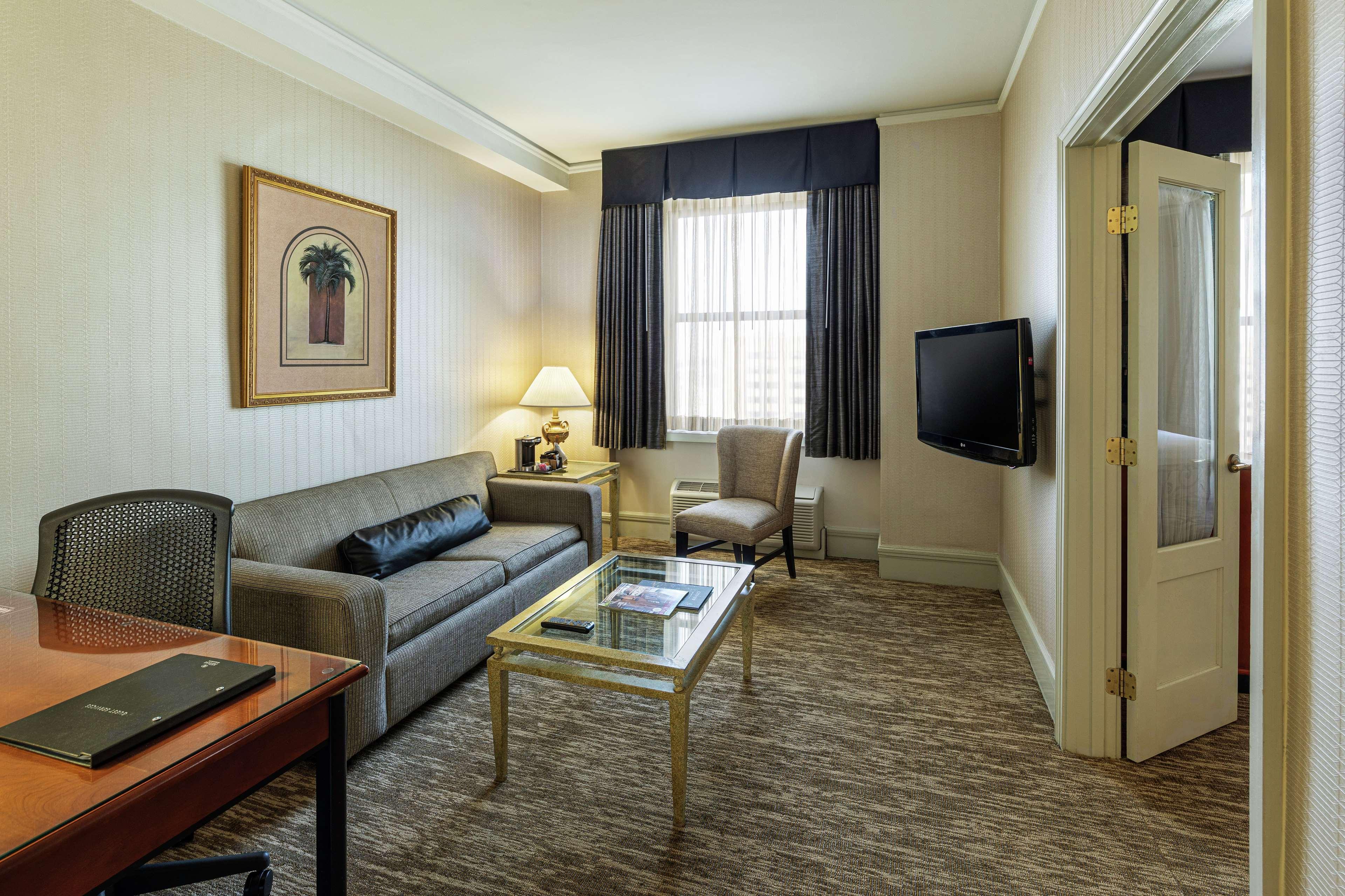 Hilton Netherland Plaza Hotel 4*