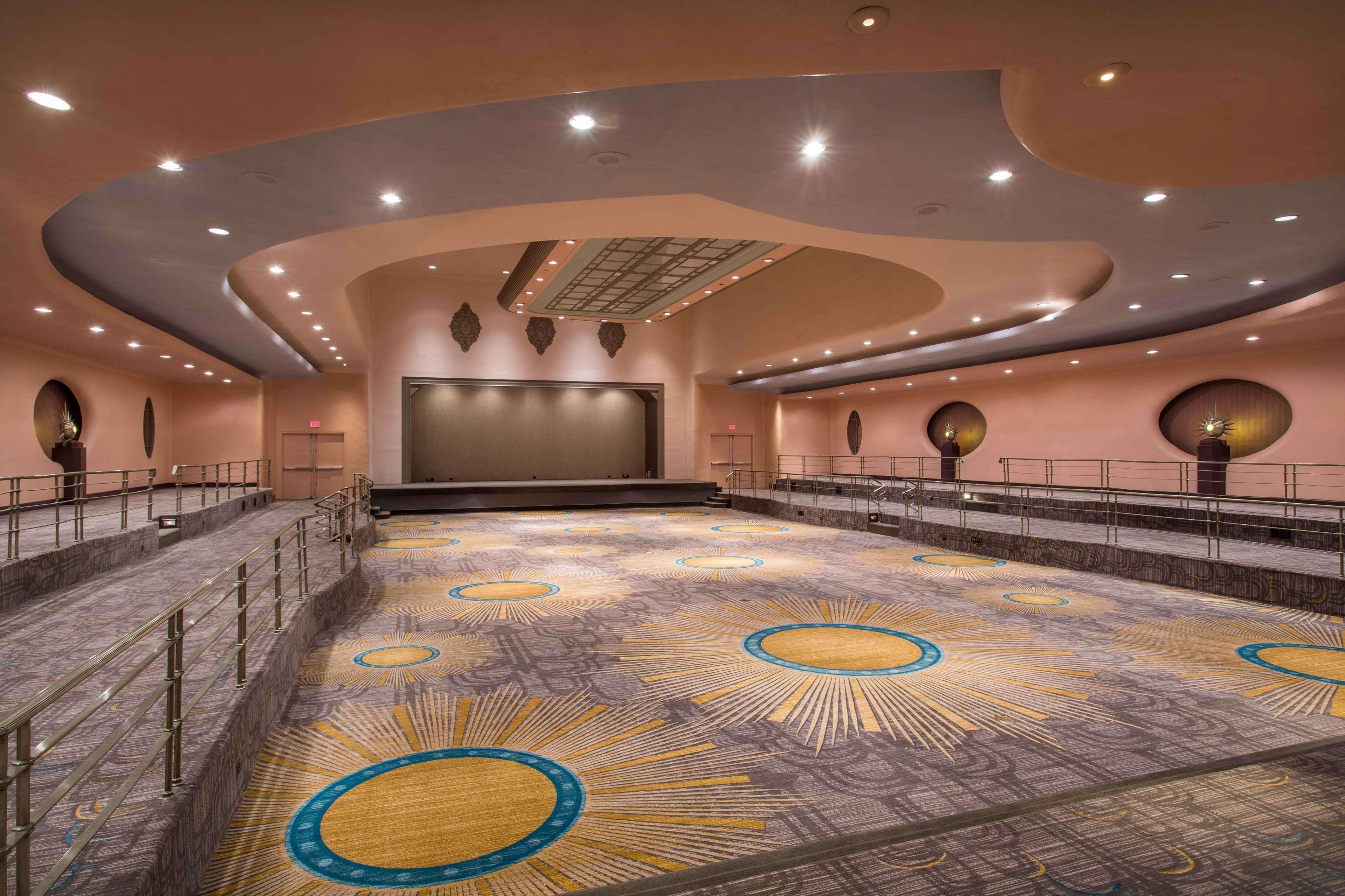 Hilton Netherland Plaza 4*
