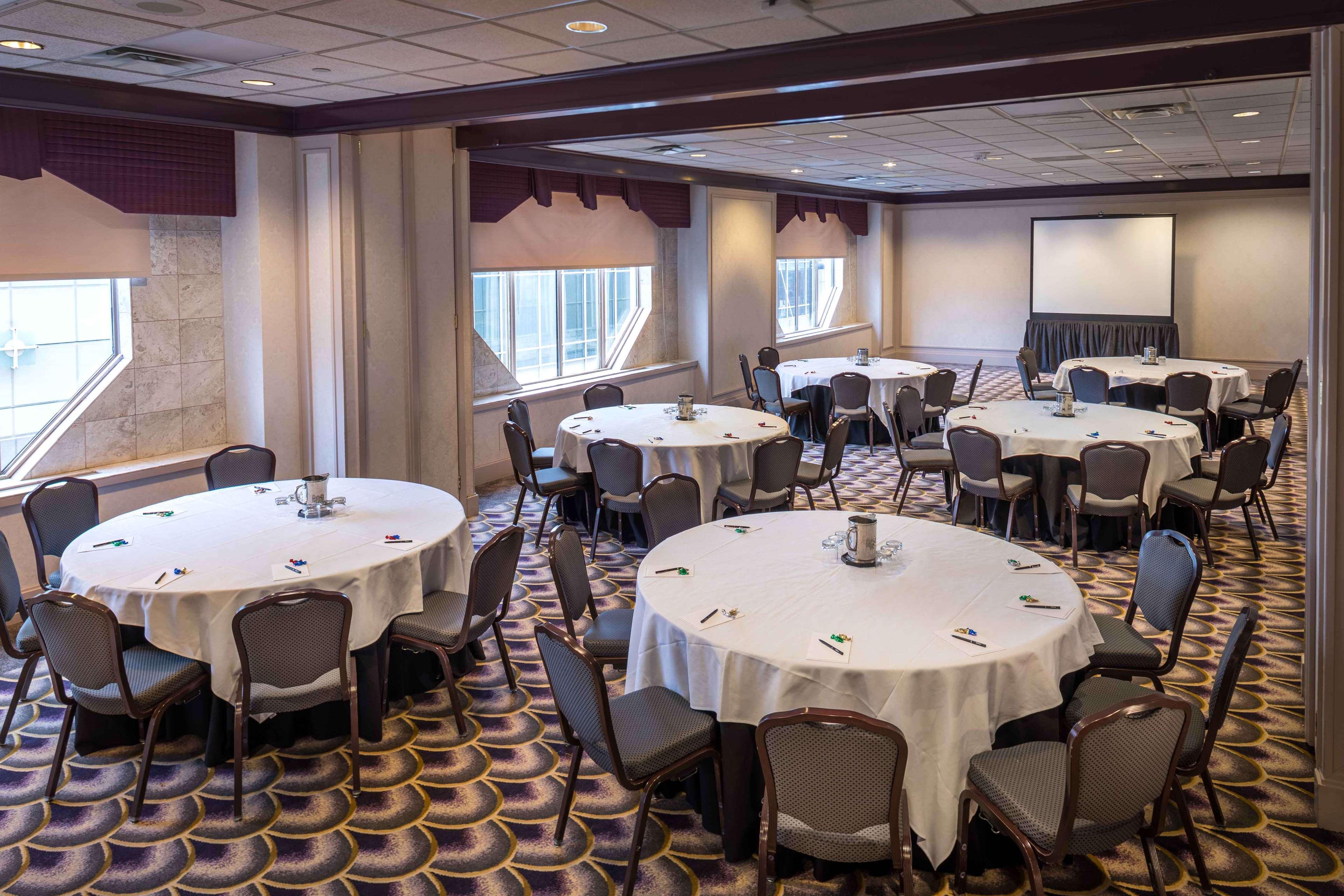 Hilton Netherland Plaza 4*
