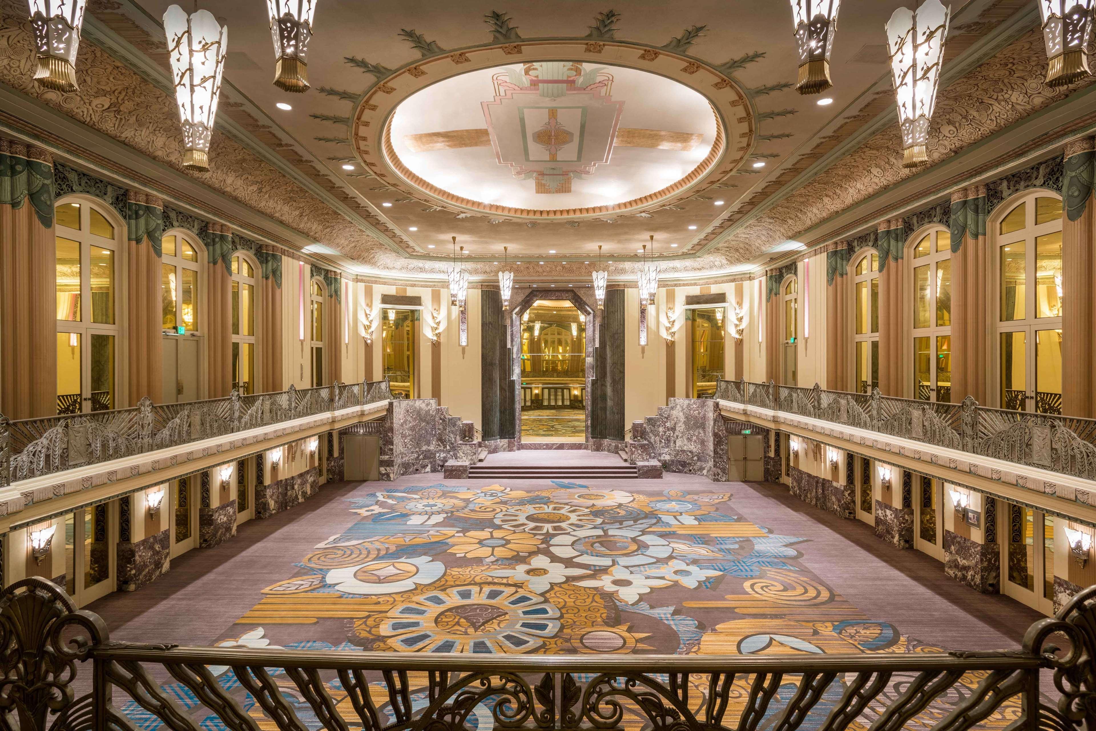 Hilton Netherland Plaza 4*