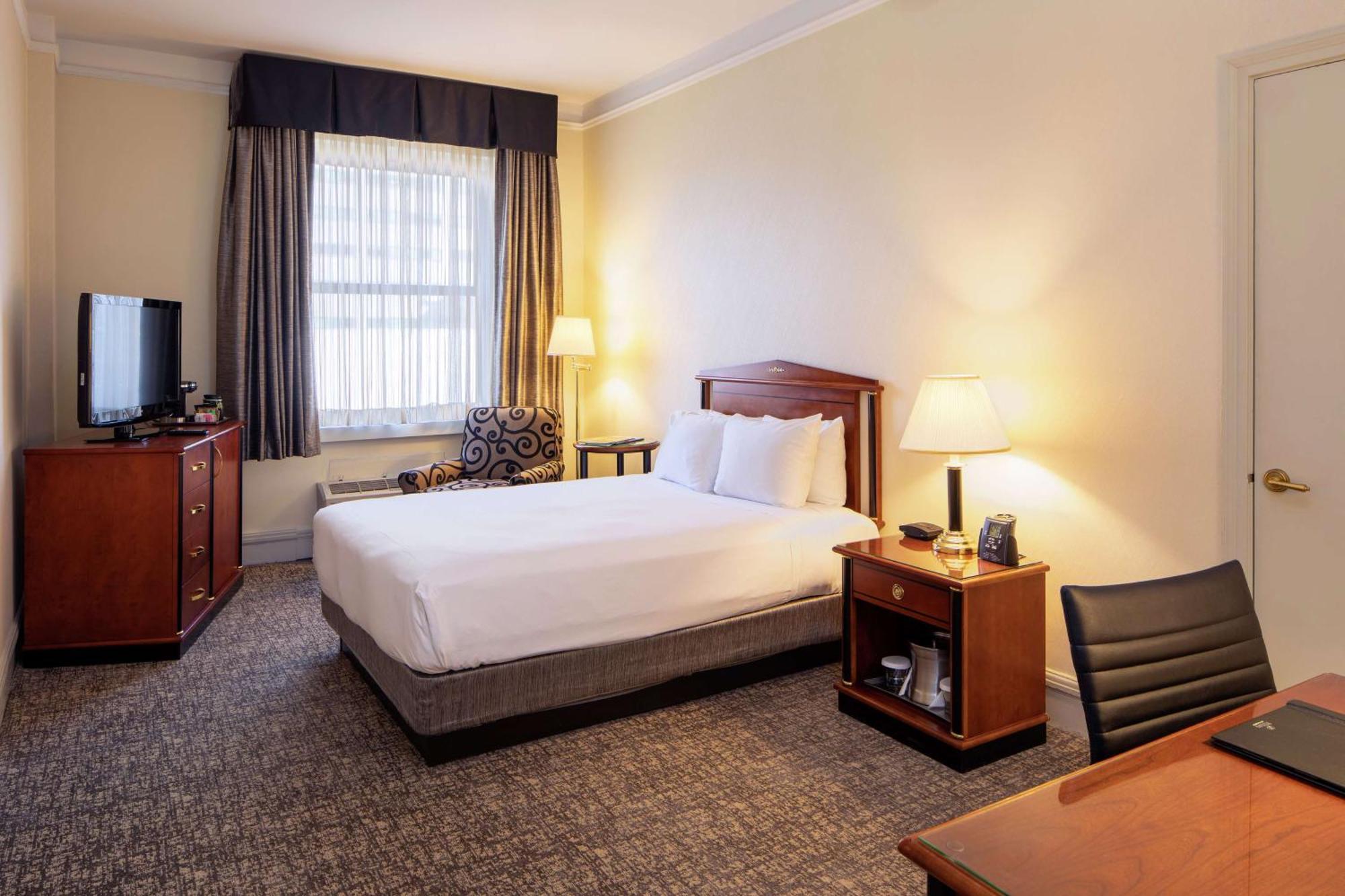 Hilton Netherland Plaza Hotel 4*