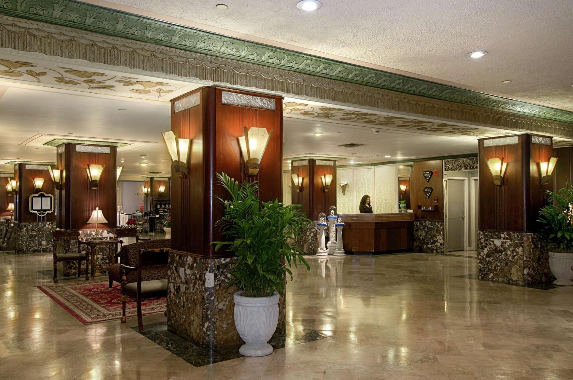 Hilton Netherland Plaza Hotel 4*